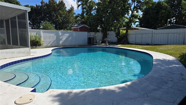 Building Photo - 6550 SW 26th St