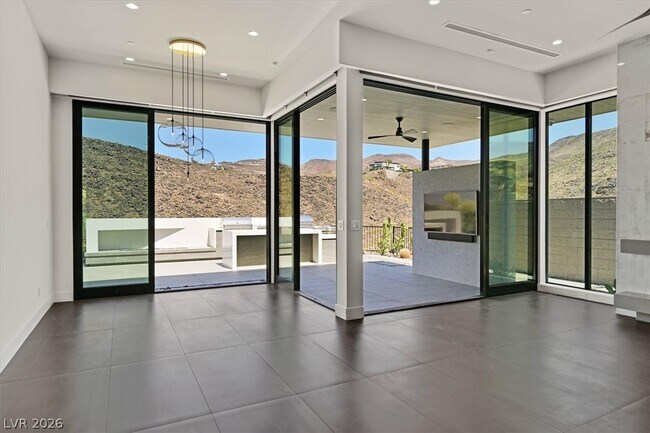 Building Photo - 692 Scenic Cliff Dr