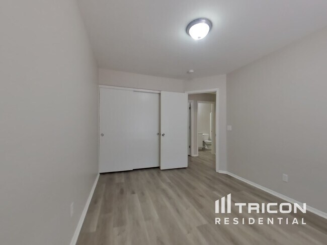 Building Photo - 13261 W Paradise Ln