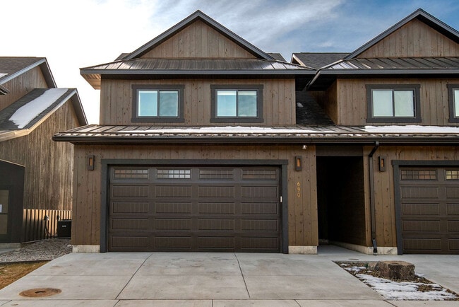 Building Photo - 690 Stone Peak Lp