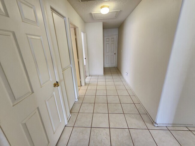 Building Photo - 1720 Navarre Ln