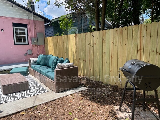 Building Photo - 626 E Waldburg St