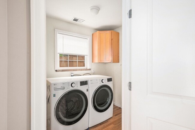 Building Photo - Beautifully renovated home in Montclair with architectural flair