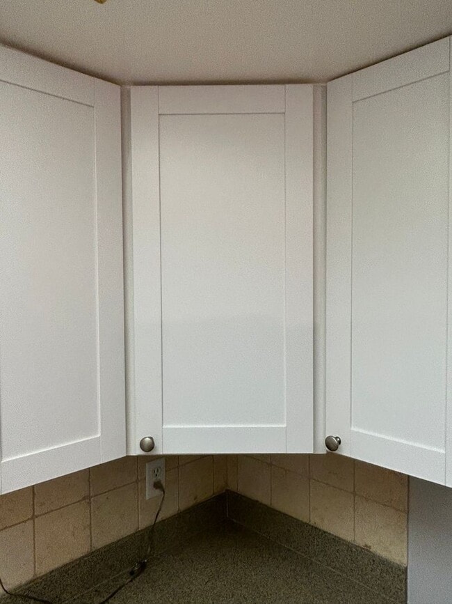 Building Photo - NICE OLDER HOME IN ESTABLISHED AREA