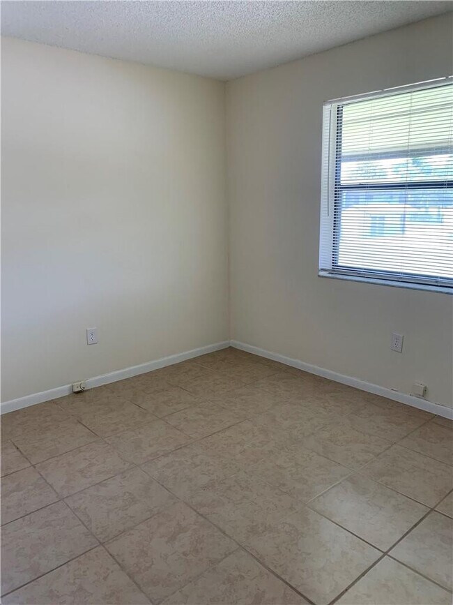 Building Photo - 6001 Shaker Wood Cir