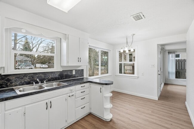 Building Photo - 1307 E Thurston Ave