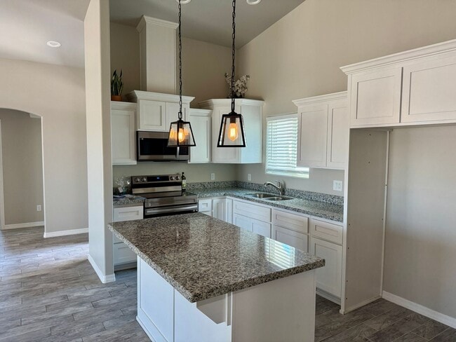 Building Photo - Enjoy the afternoon views in the 3 Bedroom...