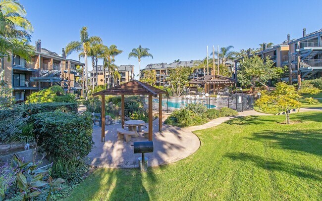 Building Photo - Spacious 2 Bedroom/ 2 Bath in the Highly D...