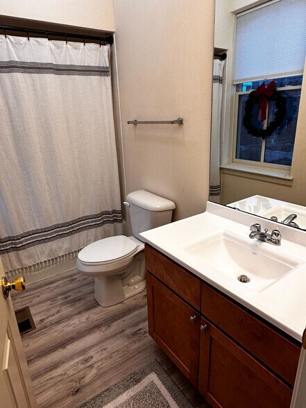Full bathroom off bedroom - 1213 Shenandoah Ave