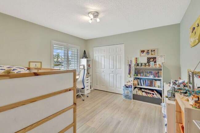 Building Photo - 2703 SW Glenmoor Way