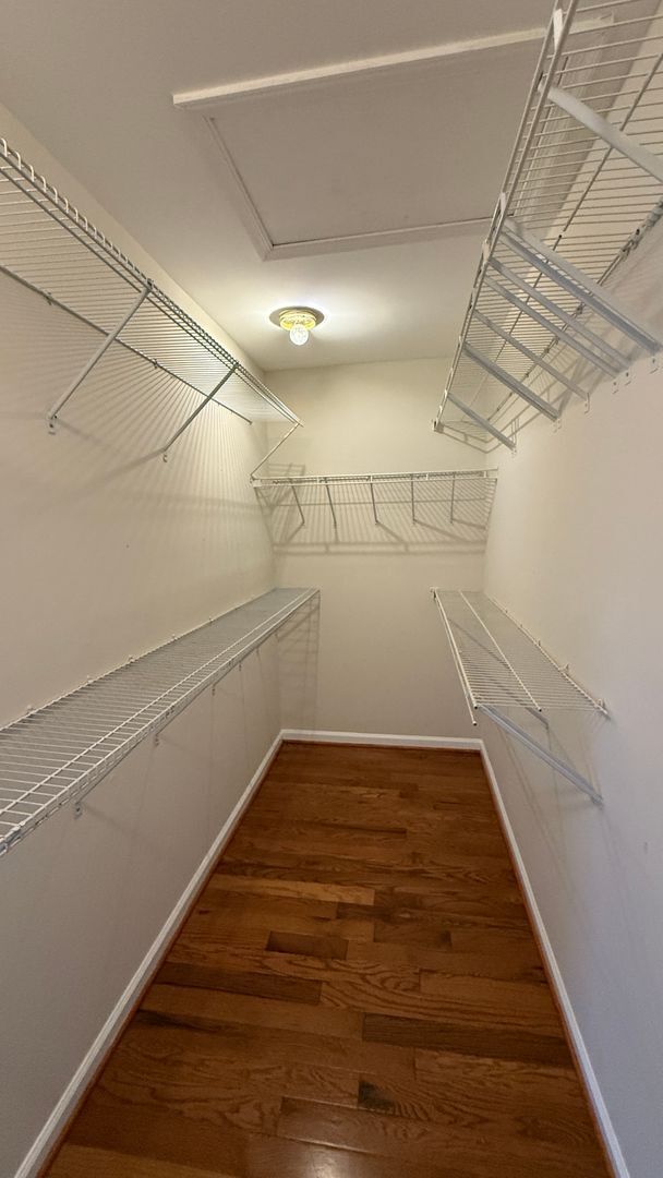 Building Photo - Three Bedroom Townhouse in River Oaks