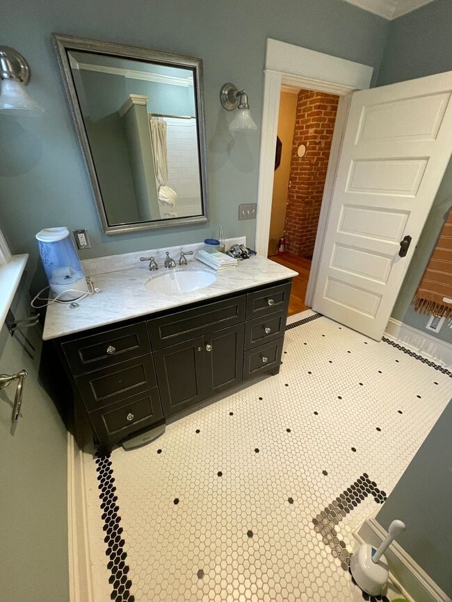 Building Photo - 2002 NE 13th Ave