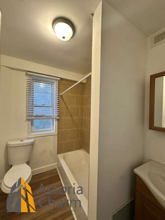 Building Photo - 910 Edmondson Ave