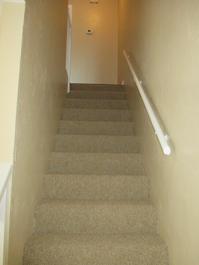 Building Photo - Large 2/1.5 Townhouse Minutes From FSU...Available August 15, 2026.
