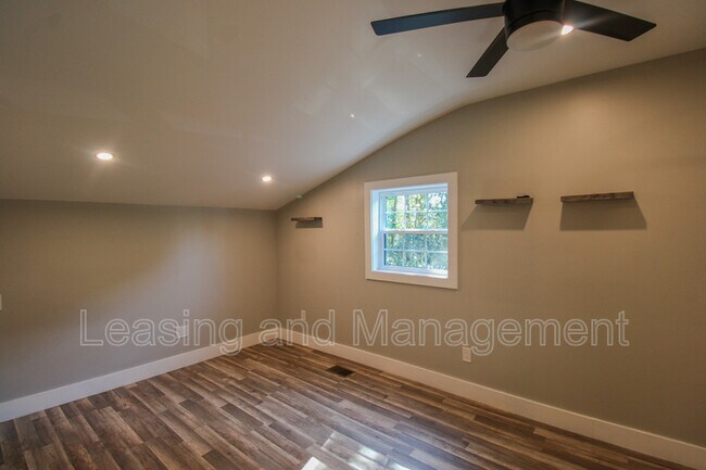 Building Photo - 3494 River Rd