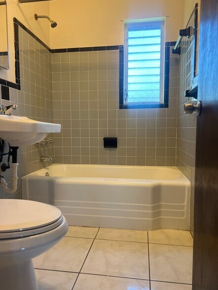 Building Photo - 525 NE 150th St