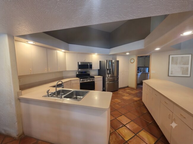 Building Photo - 10300 Woodland Waters Blvd