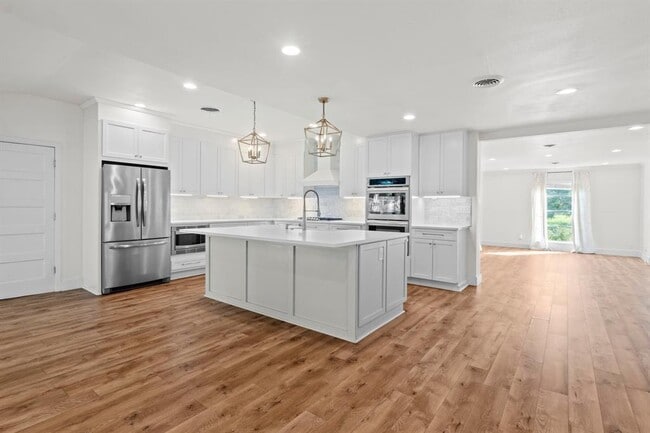 Building Photo - 5512 Delwood Dr