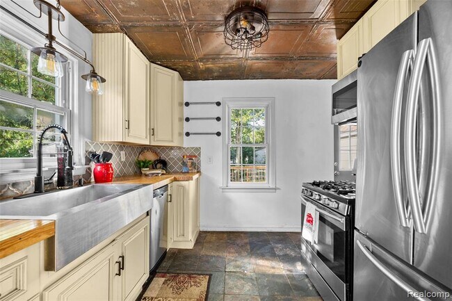 Building Photo - 1674 Eaton Rd