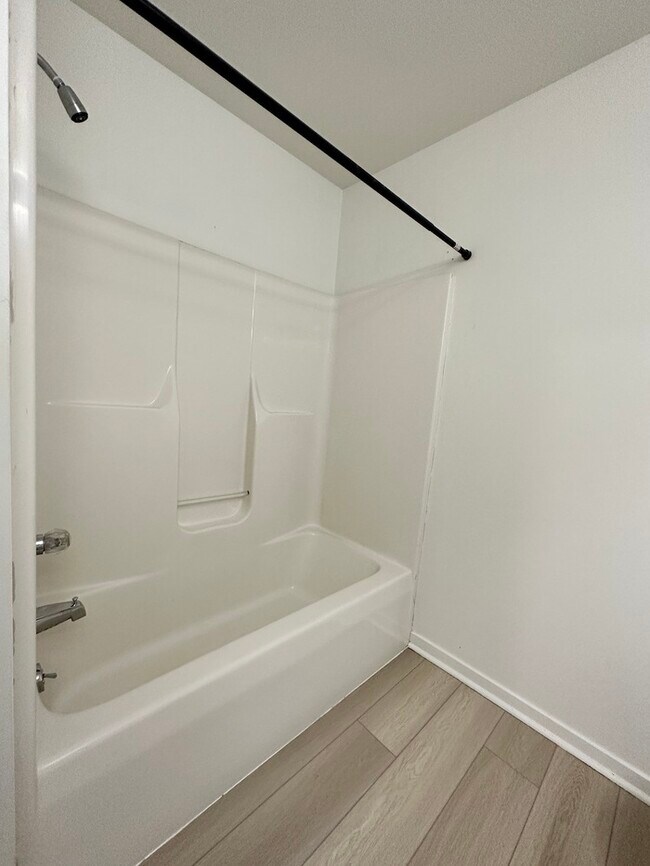 Building Photo - Grandville Condo 3 Bedroom and 2.5 Bathrooms