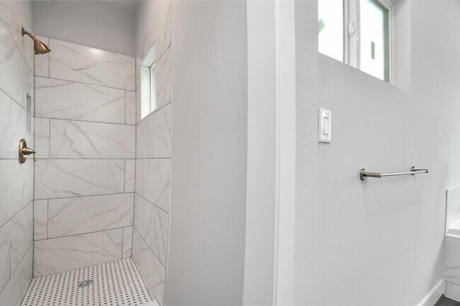 Building Photo - 3814 Lakewood Dr
