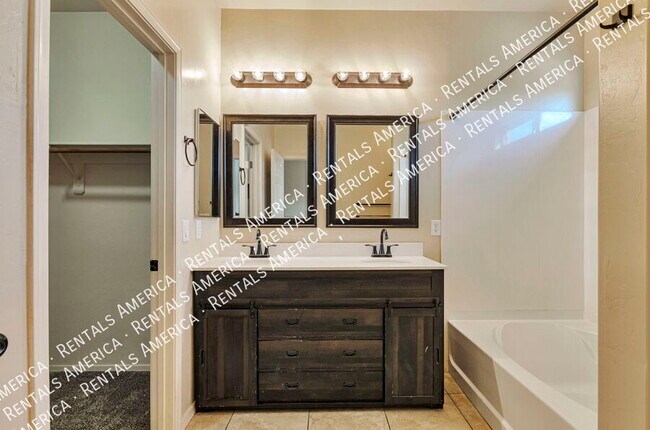 Building Photo - 8321 N Rocky View Ln