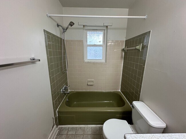 Building Photo - Fabulous Duplex