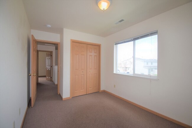 Building Photo - Centrally Located 3b 1.5ba Townhouse with attached Garage and Patio!