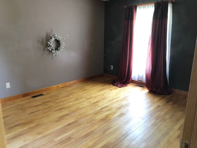 Building Photo - $3,050 |5 Bedroom 3 Bath |Fenced Backyard| Deck| Laundry| Basement