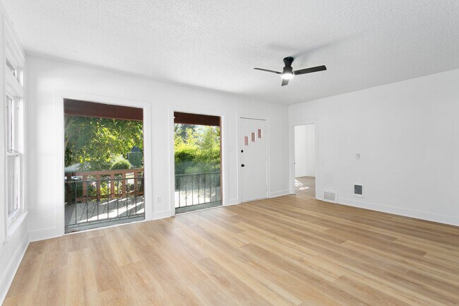 Building Photo - Beautiful 3 bd home close to the hospital