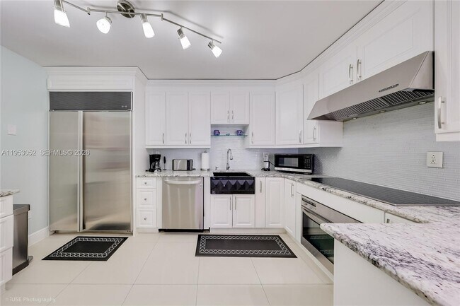 Building Photo - 9341 Collins Ave