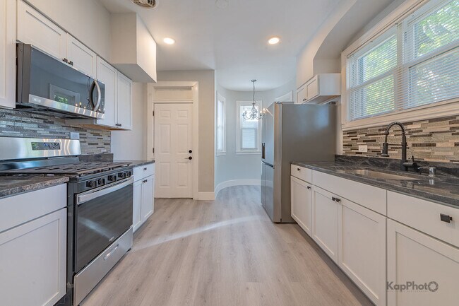 Building Photo - 6259 W Peterson Ave