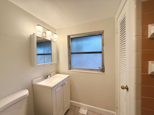 Building Photo - 2 Bedroom Home - Close to Siesta Key! Pet ...