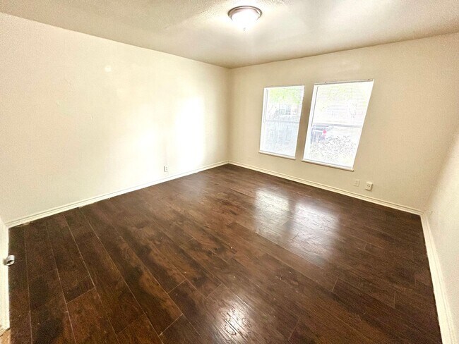 Building Photo - *COMING SOON* 2-Story 3 Bedroom / 2 Bath Home Near Randolph AFB!