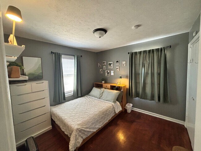 Building Photo - Home For Rent Bellevue.