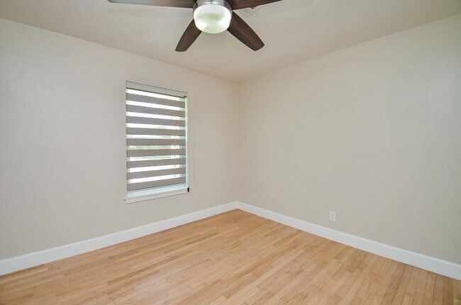 Building Photo - 8330 Waterbury Dr