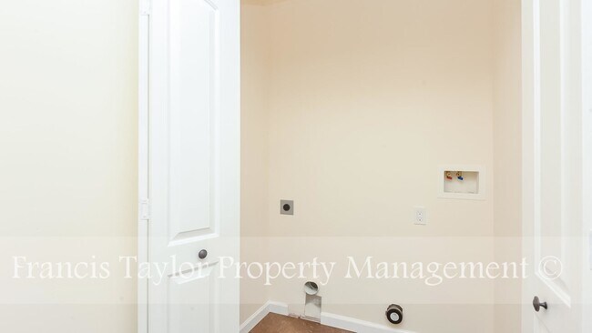 Building Photo - 3 Bedroom Home off Mary Lane