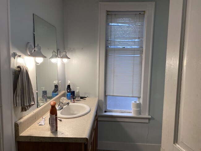 Building Photo - 11 W 14th St