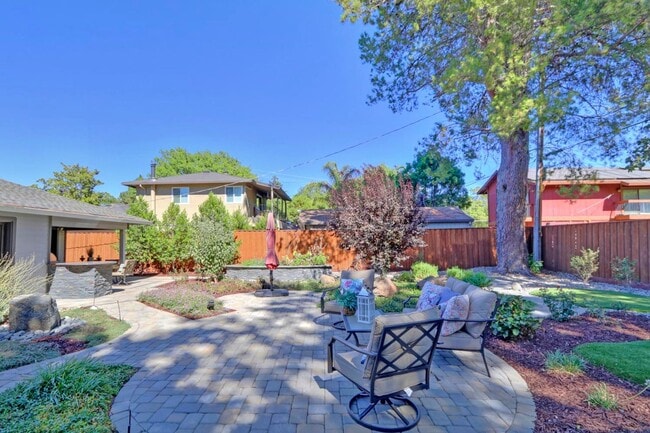 Building Photo - Stunning Central Davis Home