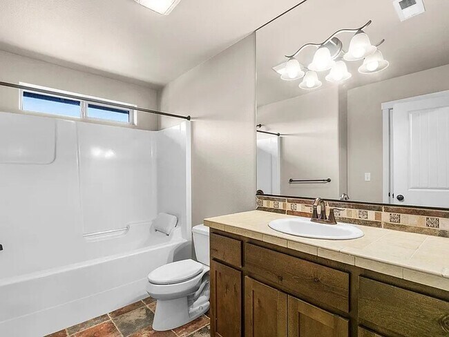 Building Photo - Charming 3 Story Townhome with AC