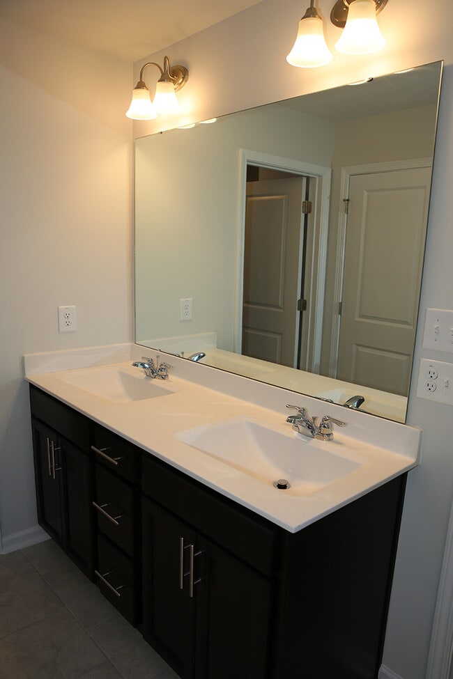 Building Photo - 1056 Shoreside Dr