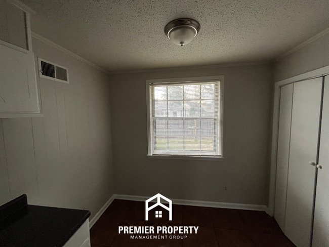 Building Photo - Spacious 3BR Memphis Home with Hardwood Floors, Dual Dining Areas & Fenced Yard
