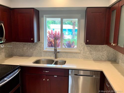 Building Photo - 901 NE 25th Ave