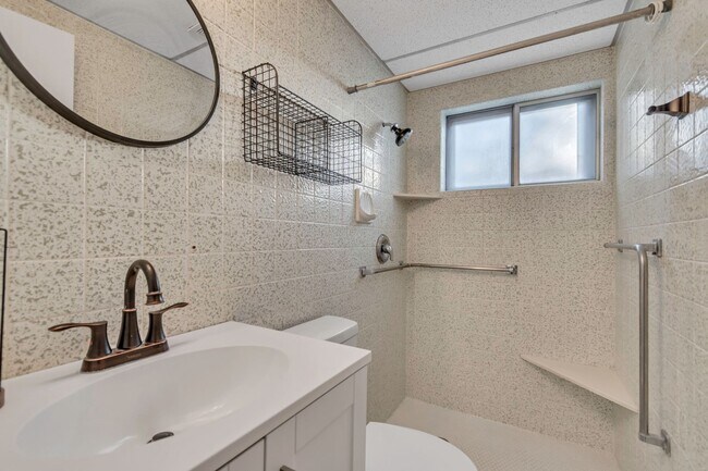Building Photo - Spacious 4-Bed Unfurnished Home