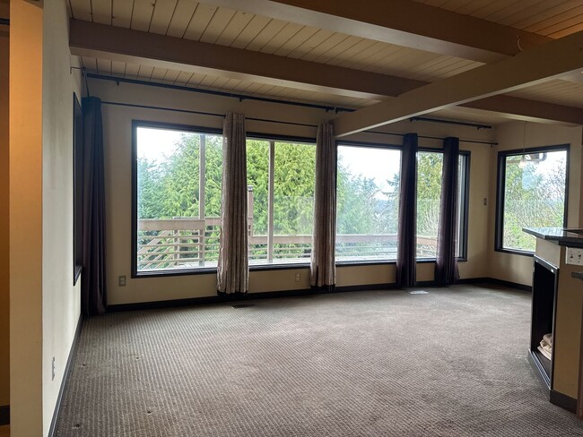 Building Photo - Exquisite 4 Bed, 2.5 bath in Bellevue with...