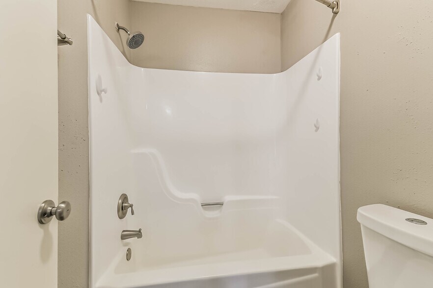 Building Photo - 26 W Broken Oak