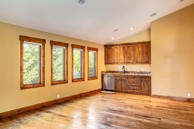 Building Photo - Long term lease in the heart of Park City! Available Mid October 2026