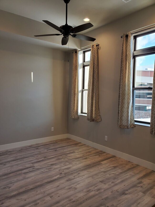 Primary Photo - 125 E College Ave