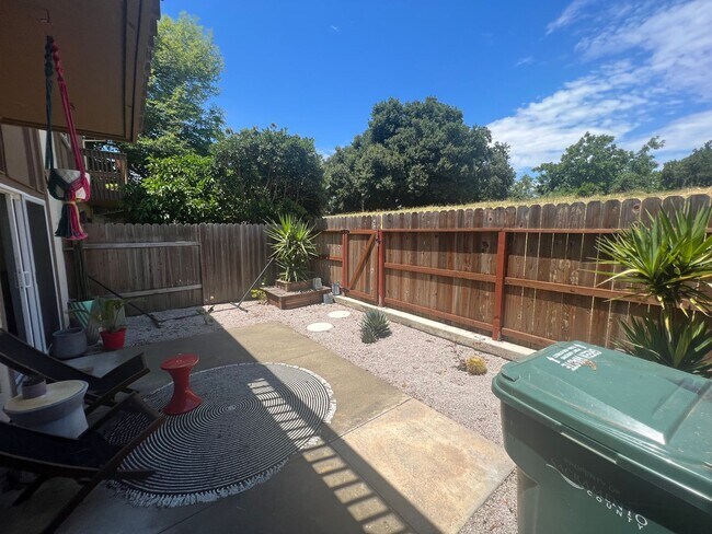 Building Photo - 3 Bed / 2.5 Bath | College Greens Townhome