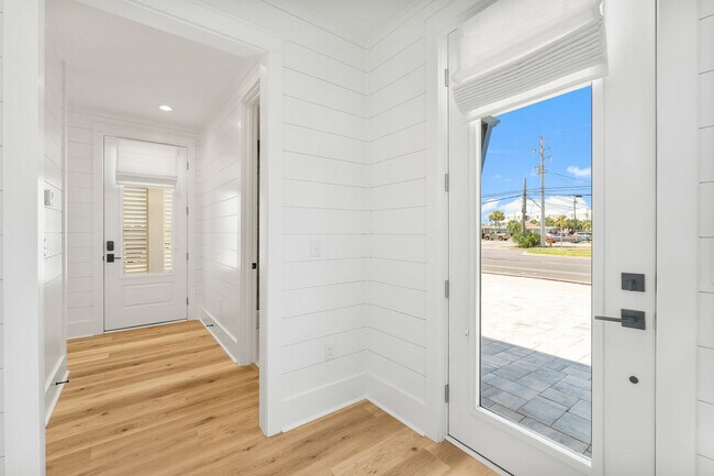 Building Photo - 8212 S Thomas Dr